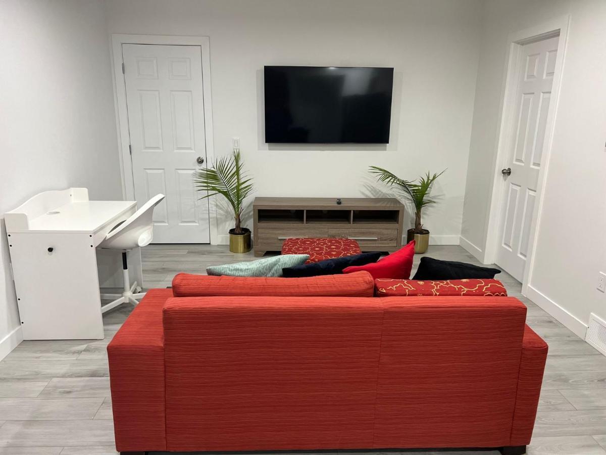Beautiful 2 Bedroom Home Away From Home YYC 외부 사진