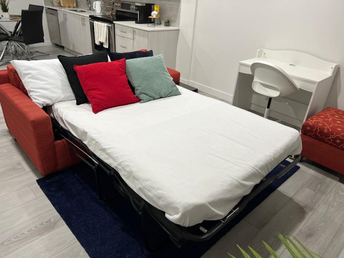 Beautiful 2 Bedroom Home Away From Home YYC 외부 사진